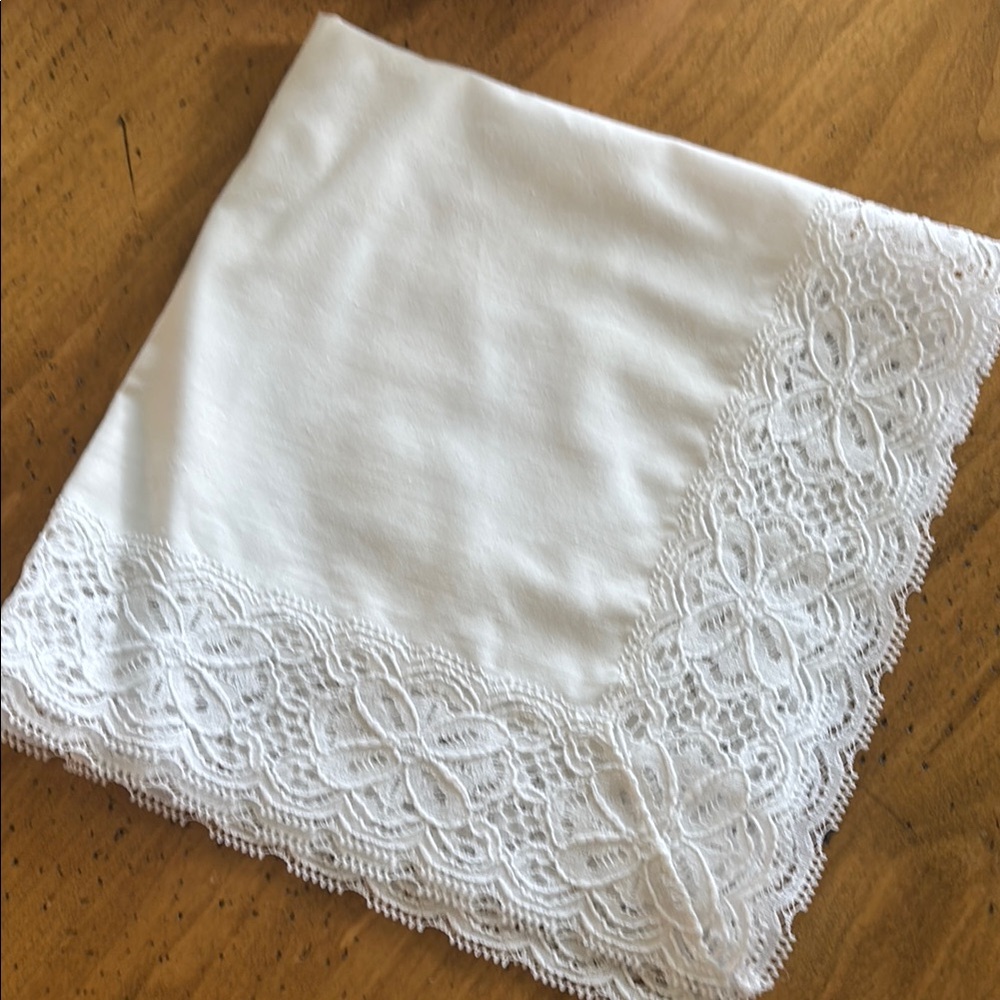 Elegant White Lace Dinner Napkins -10